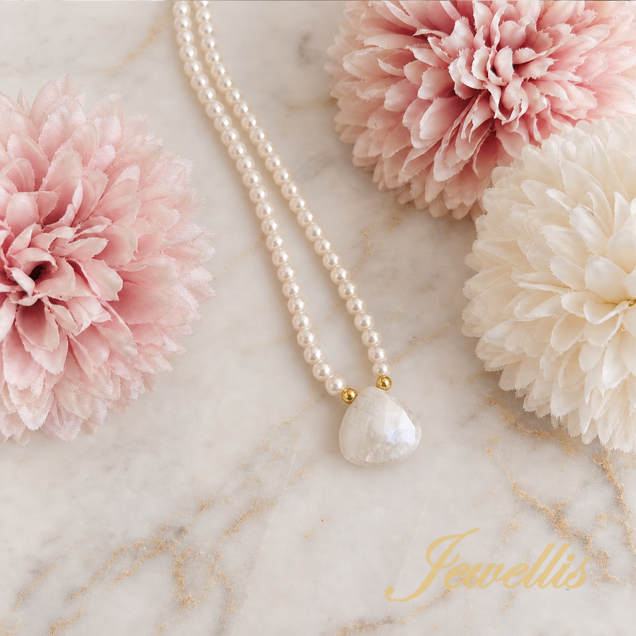 Pozlacený perlový náhrdelník Moon Pearl Drop | Swarovski® perly a měsíční kámen | 18K zlacená chirurgická ocel