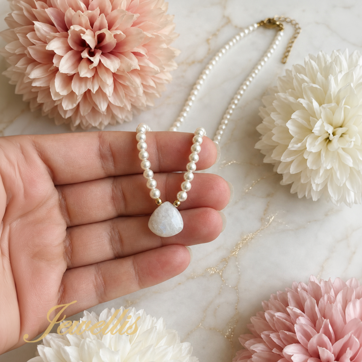 Pozlacený perlový náhrdelník Moon Pearl Drop | Swarovski® perly a měsíční kámen | 18K zlacená chirurgická ocel